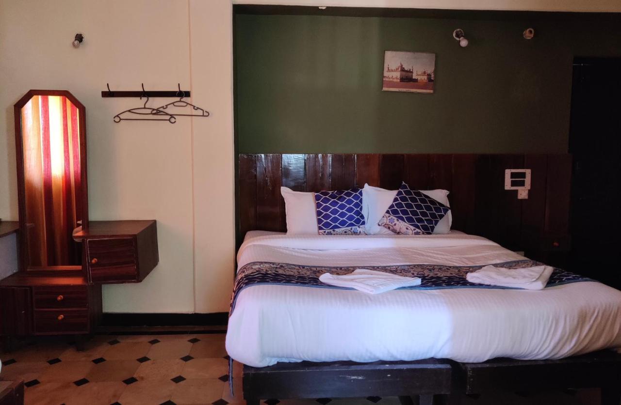 Hotel Caveri Comfort Inn 마디케리 외부 사진