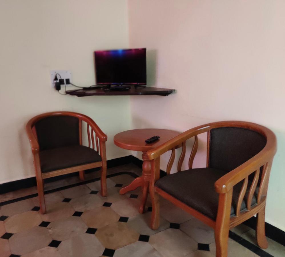 Hotel Caveri Comfort Inn 마디케리 외부 사진